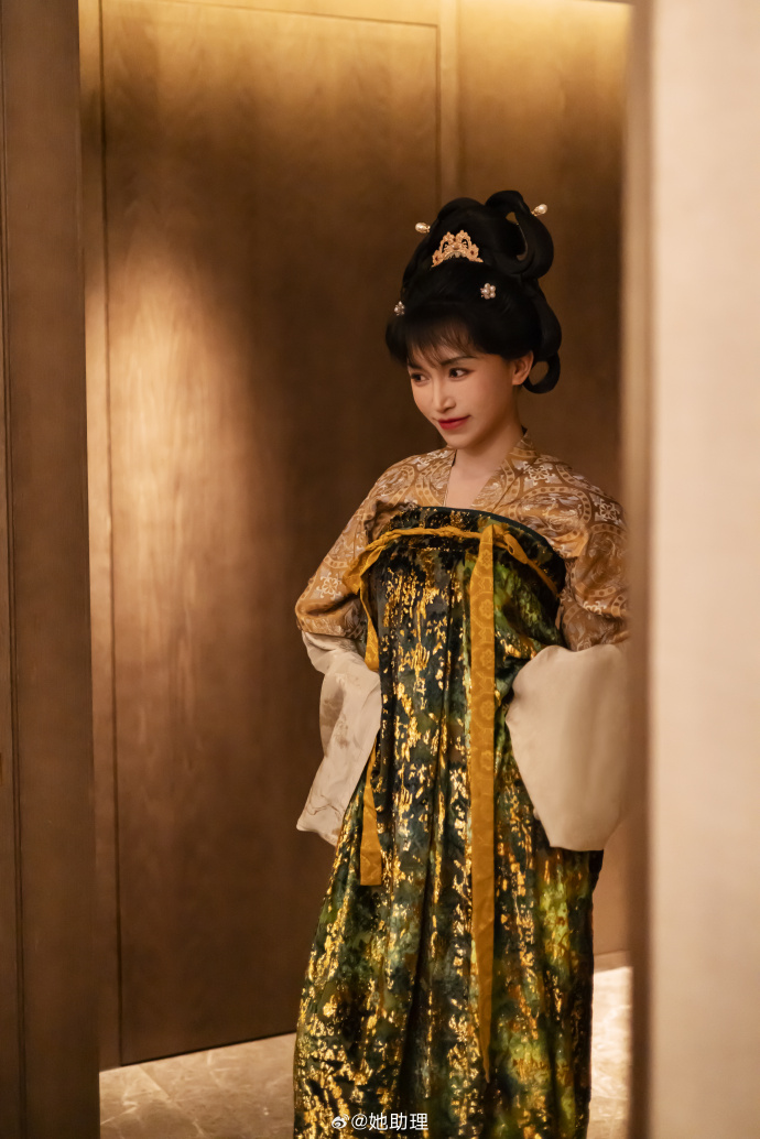 李子柒身穿广州汉服品牌——襦一坊。图源：李子柒助理微博“@她助理”