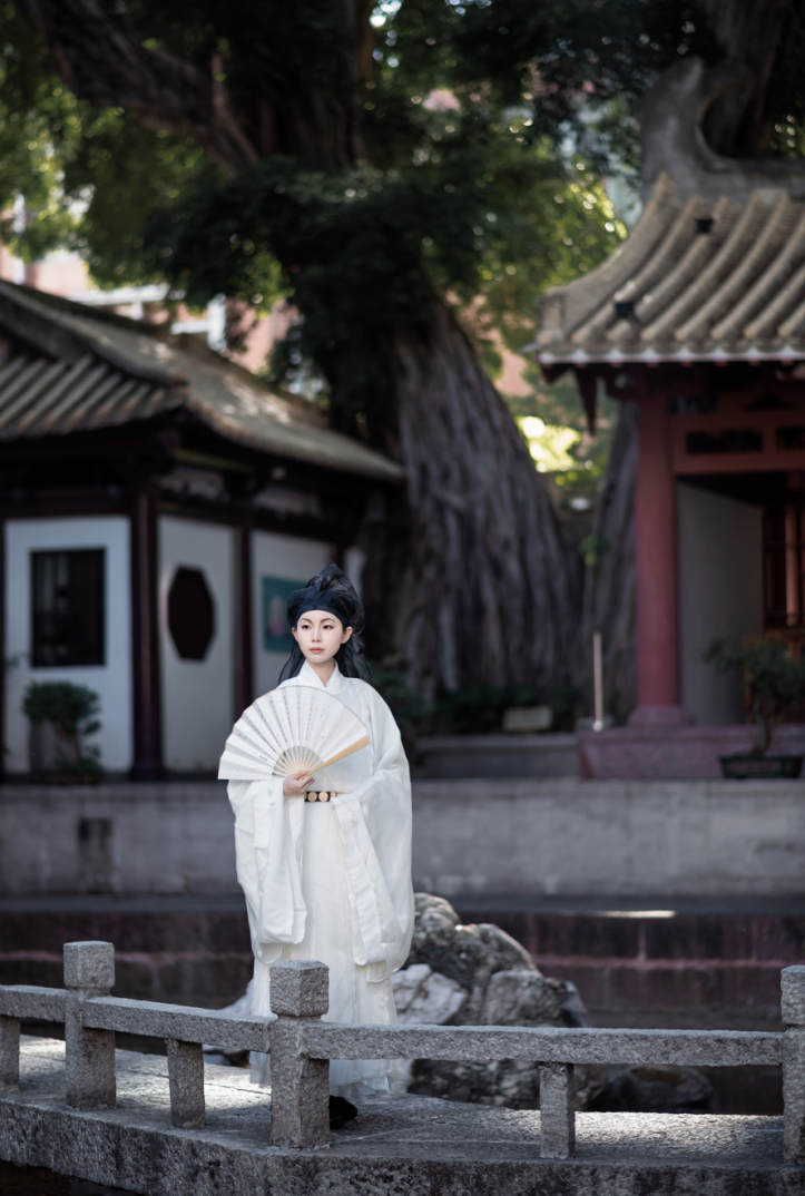 英语老师沛纭穿明制圆领袍在药洲遗址拍照。受访者供图