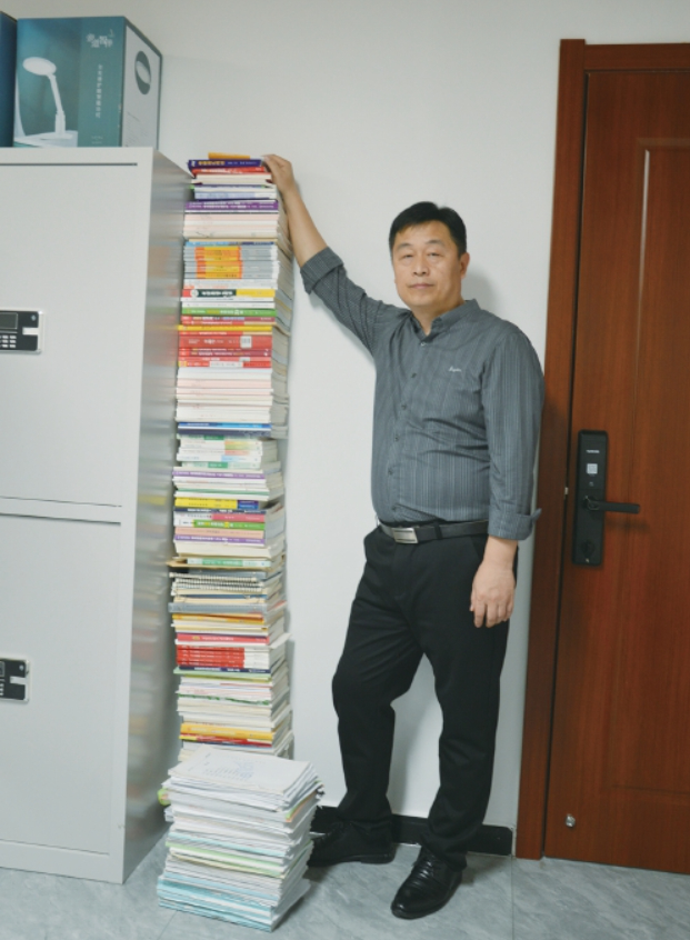 山东46岁中专学历爸爸三次考研终上岸：想给做个好榜样